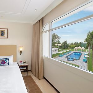 Deluxe Room Pool View King Bed